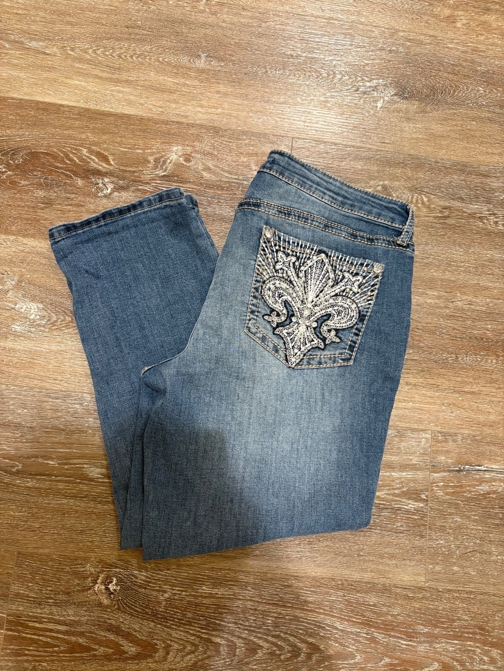 Apt. 9 Capri Jeans Women’s Size 14 Blue Rhinestone Embellished Denim